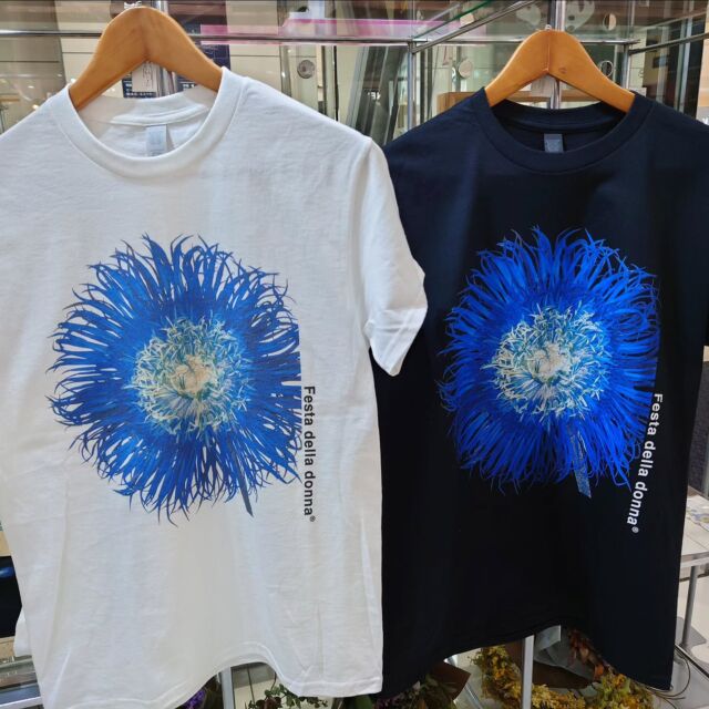 [event]
day.4  「ガーベラT 」店頭に並びました。  ・インパクトのあるフロントプリント　
・さりげないバックプリント
の2デザインです。  各デザイン、黒と白の2色展開で
サイズは、S,M,L です  ◯◯
念願のアパレル展開！
まずはこのお花から、ということで、
一緒に進めてくれたお仲間に感謝です🙇  ◯◯
山陽百貨店本館1階　正面入口  1/29(水)〜2/4(火)  10:00〜19:30(最終日は17:00閉場)  ぜひこの機会にお手にとってご覧いただければと思います。
皆さまのお越しをお待ちしております。  #pressedflower#pressedflowerart
#flowerpressing#botanical#botanicalart#flowers#driedflowers#pressedflowerartist
#押し花#ボタニカル#ボタニカルアート#ドライフラワー#花の贈りもの#flowergift#herbalium#ていねいな暮らし#花のある暮らし#naturallife#botanicallife  #popup#山陽百貨店#ガーベラ#青いガーベラ
#Tシャツ#gerbera#blue  #stillavatten
#スティラヴァッテン
#japan#nishinomiya